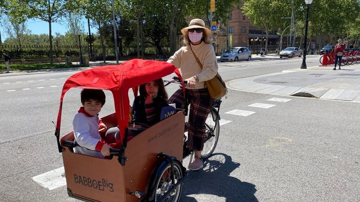 Las bicis de carga crecen un 50% en Barcelona: "Son prácticas para llevar a los niños al cole" Las bicis de carga crecen un 50% en Barcelona: "Son prácticas para llevar a los niños al cole"