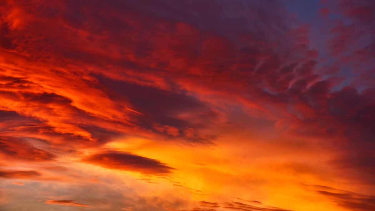 Cielos rojo pasión en las Canarias por la calima: así ha sido la puesta de sol más espectacular