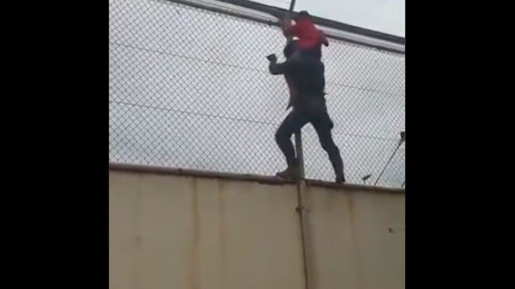 El vídeo del rescate de una legionario español de una niña marroquí en la valla de Ceuta