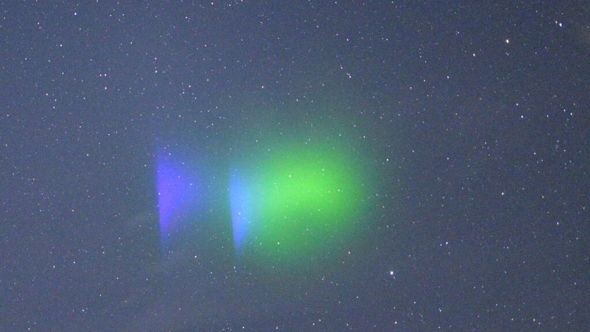 Un cohete de la NASA ilumina el cielo nocturno y crea nubes de colores sobre el Atlántico