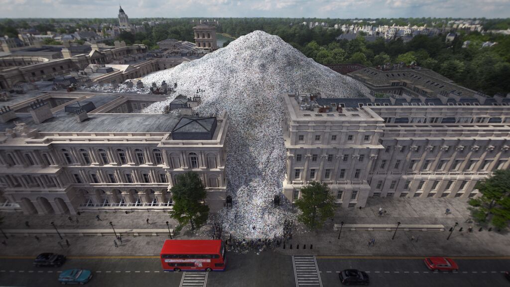 Greenpeace 'entierra' a Johnson en plástico para denunciar la exportación británica de basura