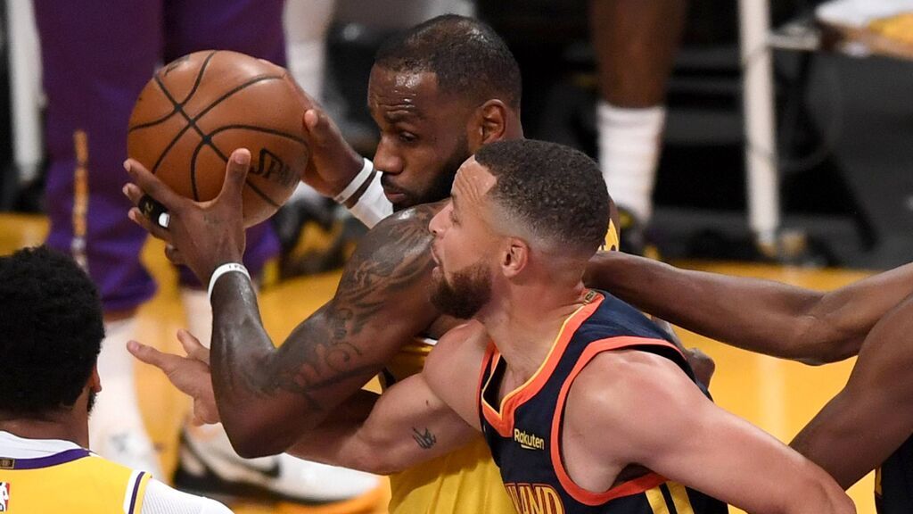 LeBron James mete a los Lakers en Playoffs con un triple en la cara de Stephen Curry