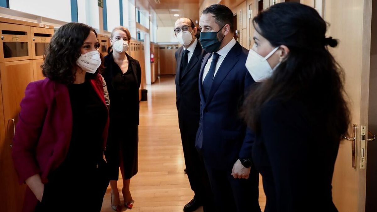 La distinta vara de medir de Vox: apoyará la investidura de Ayuso pero rompe con Andalucía por los 'menas' La distinta vara de medir de Vox: apoyará la investidura de Ayuso pero rompe con Andalucía por los 'menas'