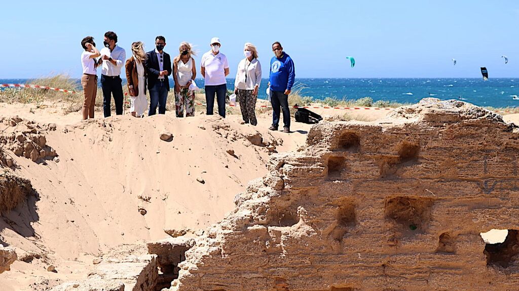 El alcalde de Barbate, con traje, junto a los arqueólogos en las termas