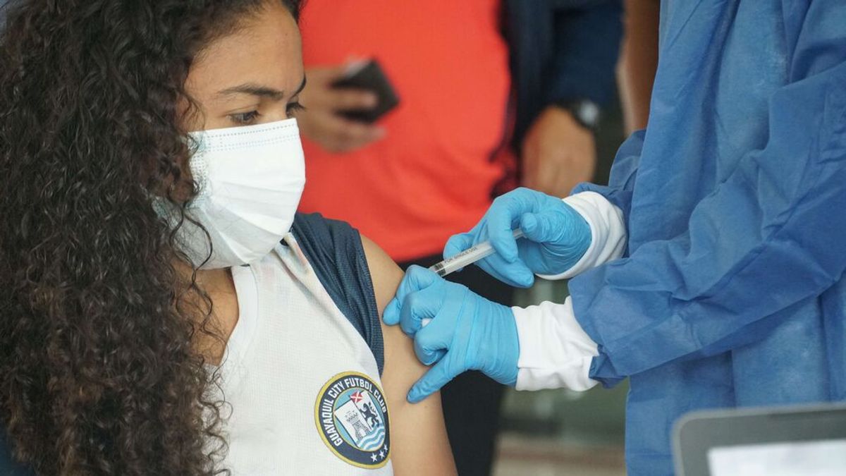 Una jugadora de fútbol recibe la vacuna contra la covid-19