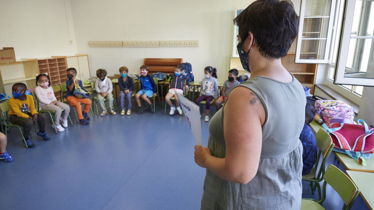 El Gobierno pide a las comunidades mantener a los "profes covid" aunque suba el número de alumnos por clase El Gobierno pide a las comunidades mantener a los "profes covid" aunque suba el número de alumnos por clase