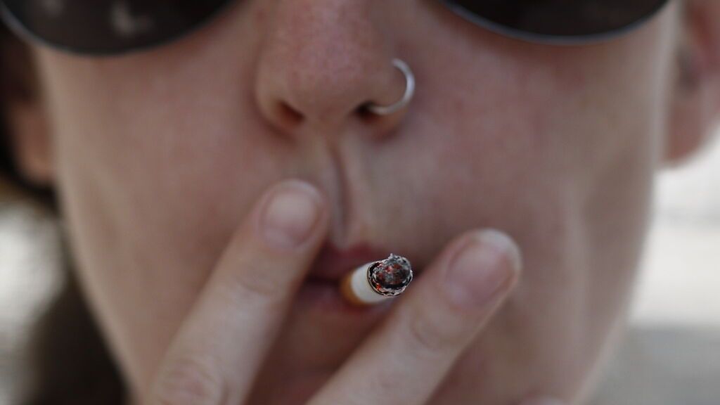 EuropaPress_2183527_mujer_fumando_cigarro