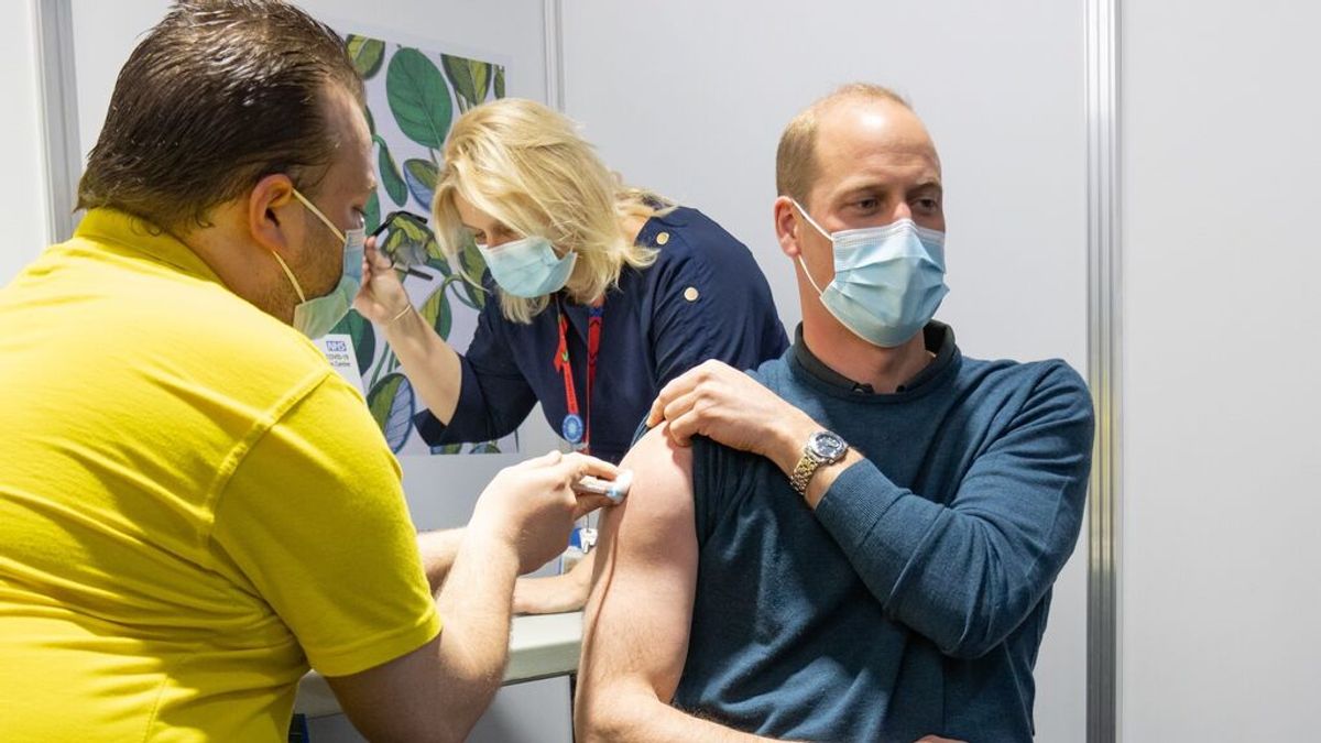 El príncipe William recibe su primera dosis de la vacuna contra el coronavirus El príncipe William recibe su primera dosis de la vacuna contra el coronavirus