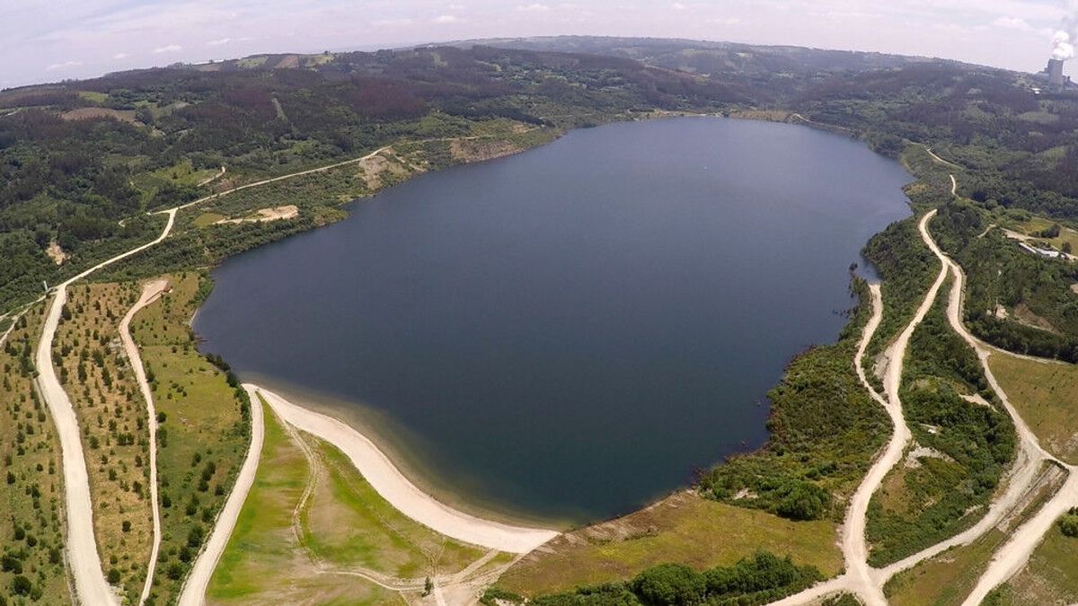 Meirama, de mina de carbón a espacio natural con lago y playa Meirama, de mina de carbón a espacio natural con lago y playa