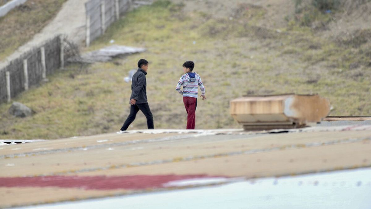 Dos menores se reencuentran con su madre española tras entrar en Ceuta en los últimos días Dos menores se reencuentran con su madre española tras entrar en Ceuta en los últimos días