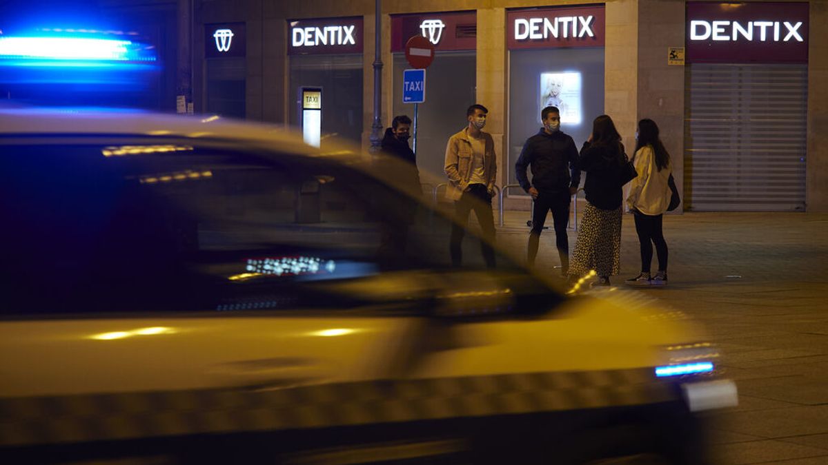Tres estudiantes saltan de un balcón a otro, en un 4º piso, mientras celebran una fiesta para huir de la policía Tres estudiantes saltan de un balcón a otro, en un 4º piso, mientras celebran una fiesta para huir de la policía