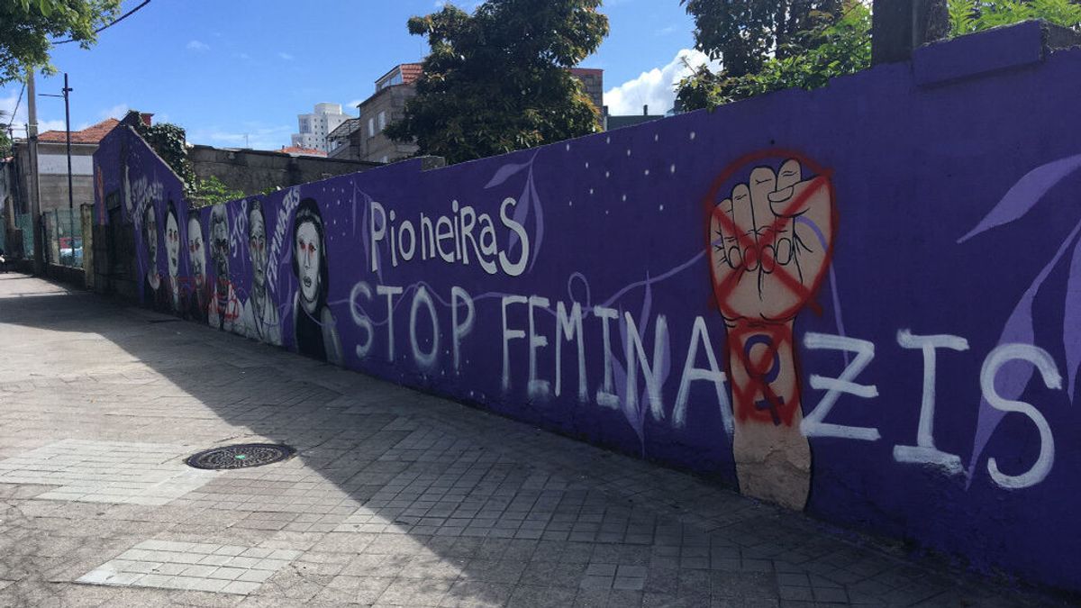 Pintadas de “stop feminazis” en un mural feminista de Vigo