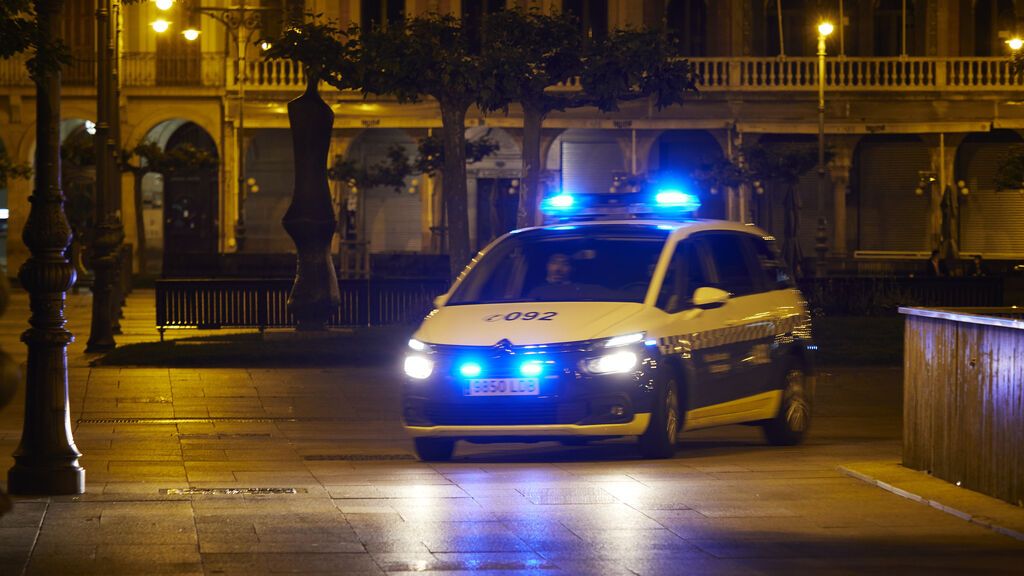 EuropaPress_3703561_patrulla_policia_municipal_pamplona_plaza_castillo_alrededor_media_noche
