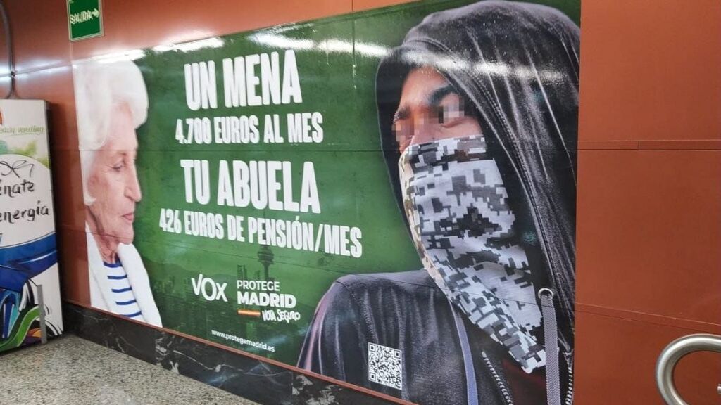 Cartel de Vox contra los menas en la estación de metro de Sol