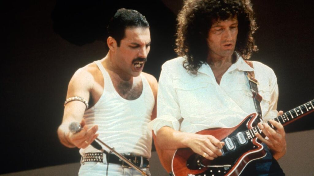 Freddie Mercury junto a Brian May Freddie Mercury junto a Brian May
