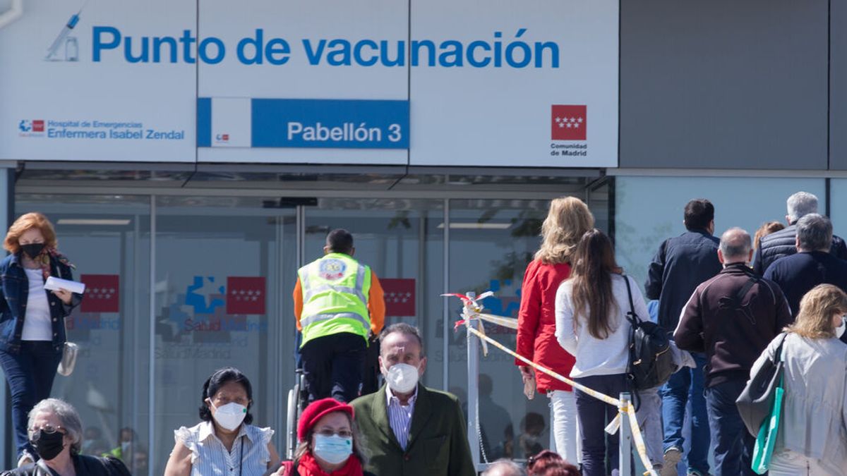 El lío logístico de dejar elegir la segunda dosis a los menores de 60 retrasa las citas El lío logístico de dejar elegir la segunda dosis a los menores de 60 retrasa las citas