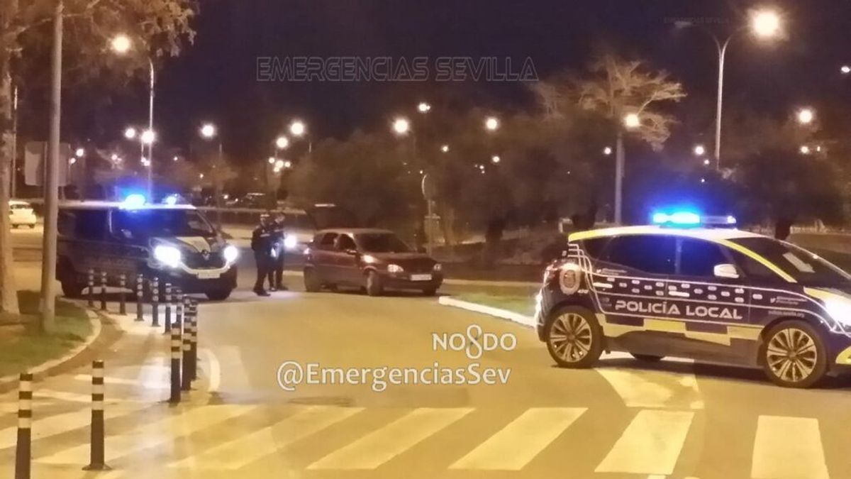 Detenido en Sevilla sin carné, a 200 kilómetros por hora, y en la persecución lesiona a dos agentes Detenido en Sevilla sin carné, a 200 kilómetros por hora, y en la persecución lesiona a dos agentes