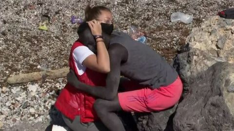 La joven que abrazó a un migrante en Ceuta restringe sus redes - NIUS