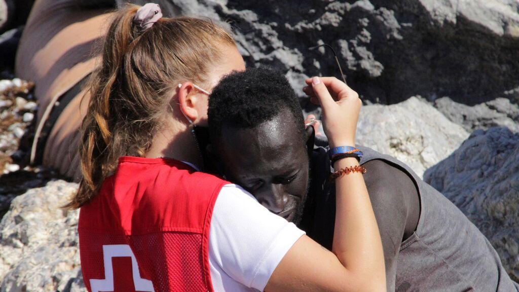 Oleada de apoyo para Luna, la joven voluntaria de la Cruz Roja que consoló a un migrante en Ceuta