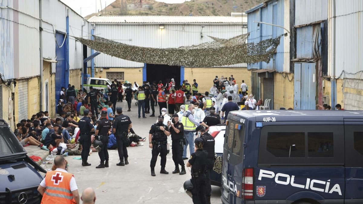 Profesionales sanitarios realizan pruebas PCR y atienden a varios jóvenes en la nave de primera acogida del polígono del Tarajal, en Ceuta. Profesionales sanitarios realizan pruebas PCR y atienden a varios jóvenes en la nave de primera acogida del polígono del Tarajal, en Ceuta.