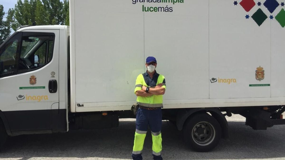Un basurero de Granada encuentra 9.000 euros en una bolsa de ropa usada: “He visto de todo, pero dinero nunca” Un basurero de Granada encuentra 9.000 euros en una bolsa de ropa usada: “He visto de todo, pero dinero nunca”