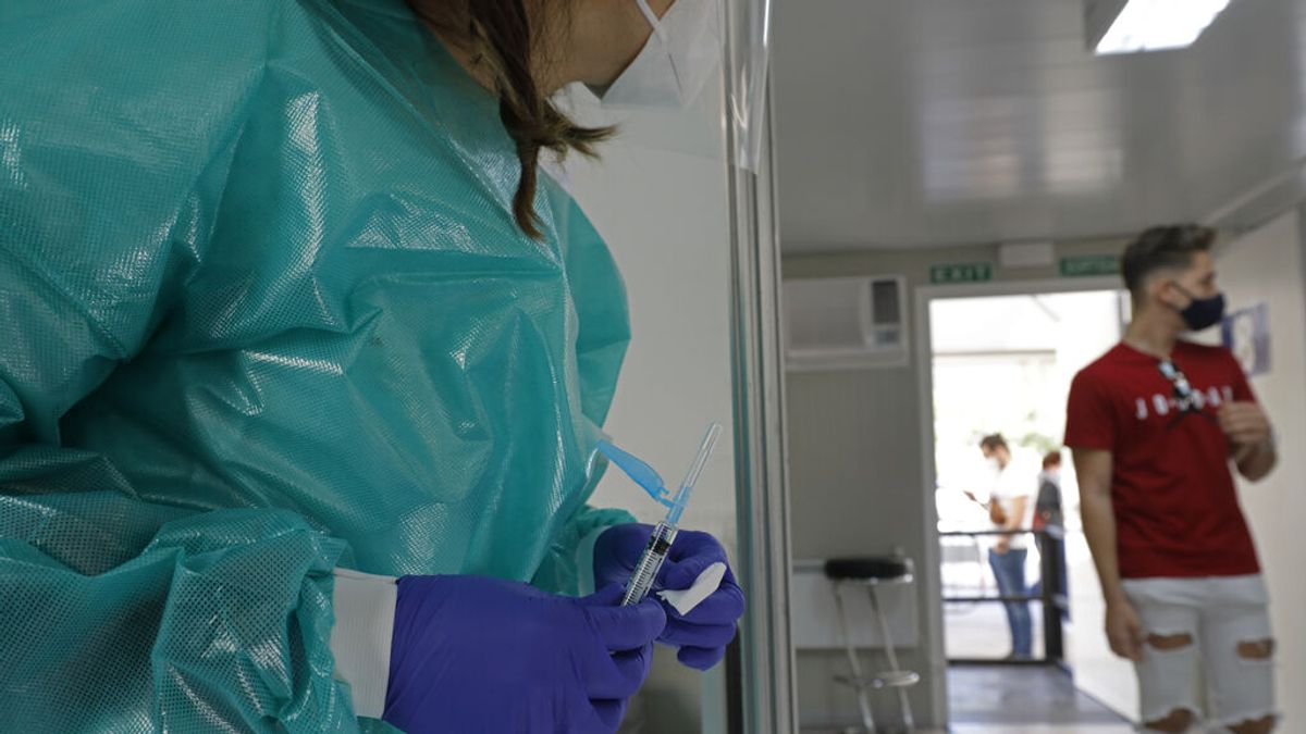 El limbo de los españoles con tarjeta sanitaria de desplazado: "En muchas comunidades se niegan a vacunarnos" El limbo de los españoles con tarjeta sanitaria de desplazado: "En muchas comunidades se niegan a vacunarnos"