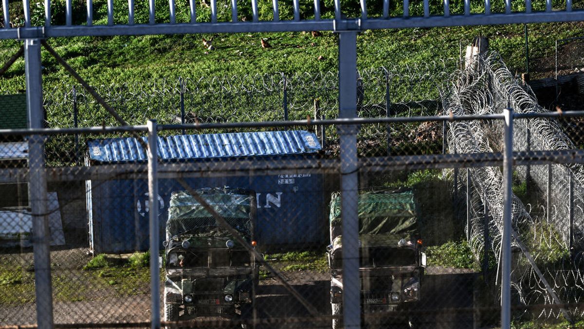 Entran en Melilla 40 magrebíes tras forzar la valla entre dos ríos Entran en Melilla 40 magrebíes tras forzar la valla entre dos ríos