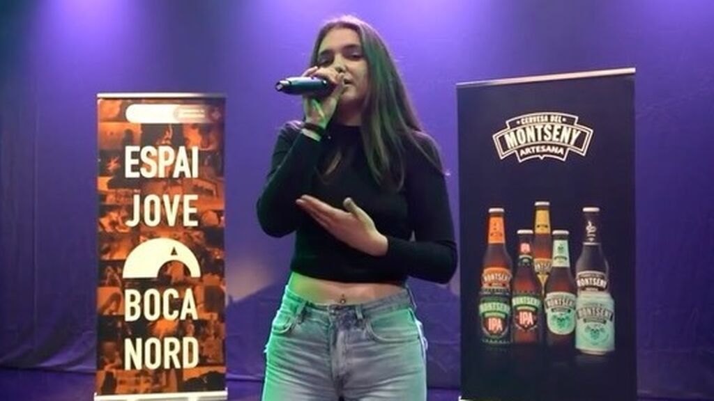 Una joven se hace viral con una emotiva canción escrita para su padre fallecido: "Sigo sintiendo tu mano junto a la mía"