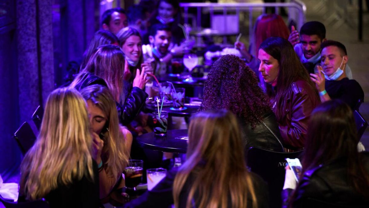 La noche de copas en Sitges sin distancia social que puede reabrir el ocio nocturno La noche de copas en Sitges sin distancia social que puede reabrir el ocio nocturno