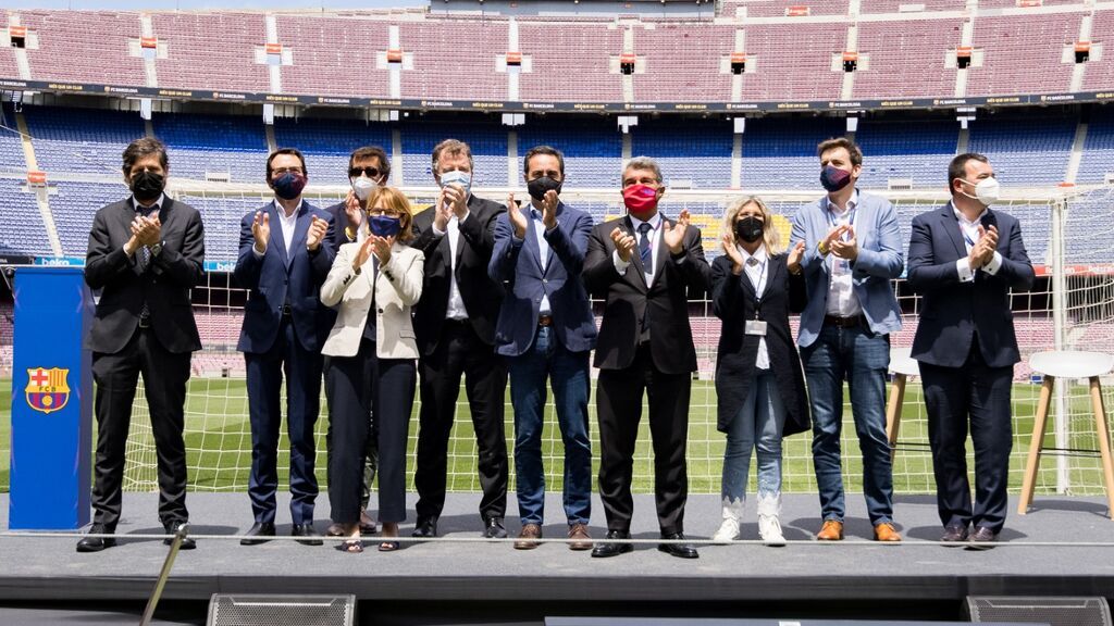 Laporta, junto a varios miembros del club.