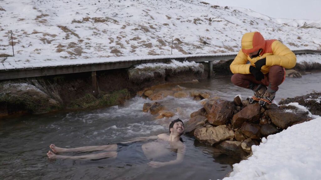 Willy Bárcenas se baña en las aguas termales de Islandia