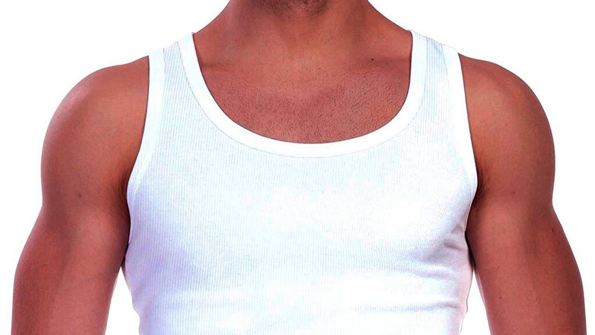 Hombre con camiseta de tirantes Hombre con camiseta de tirantes