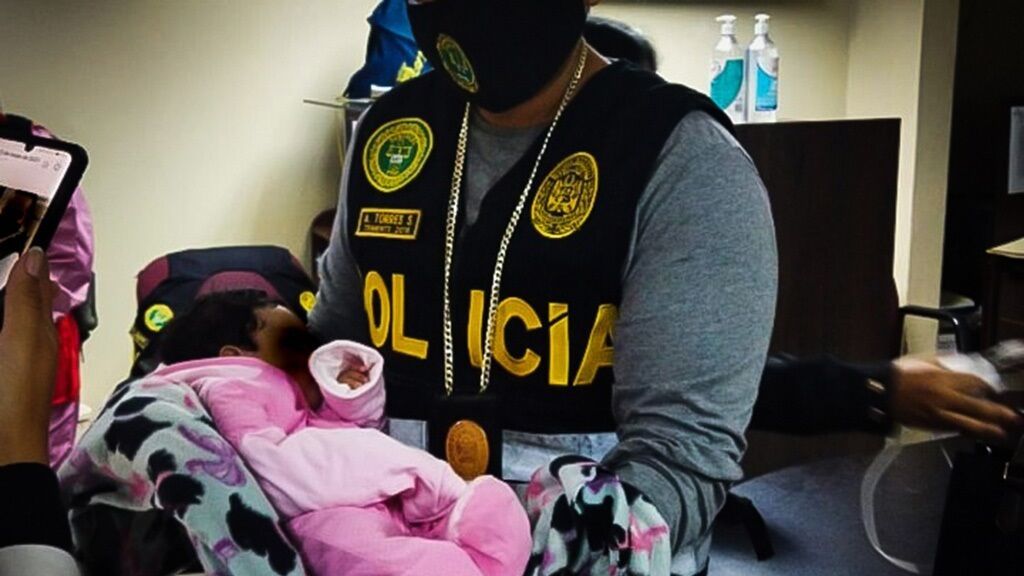 Interpol detiene a una pareja de Perú que vendía imágenes sexuales de su bebé por internet Interpol detiene a una pareja de Perú que vendía imágenes sexuales de su bebé por internet