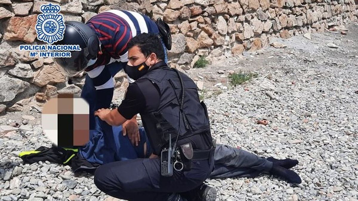 Agentes de la Policía Nacional salvan a un joven inmigrante que intentaba ahorcarse en Ceuta