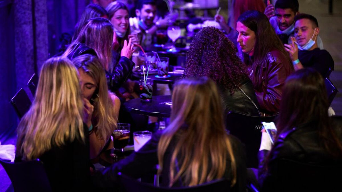 España relaja horarios para tomar la penúltima: del cierre a las 22:00 en el País Vasco a las 2:00 en Andalucía España relaja horarios para tomar la penúltima: del cierre a las 22:00 en el País Vasco a las 2:00 en Andalucía