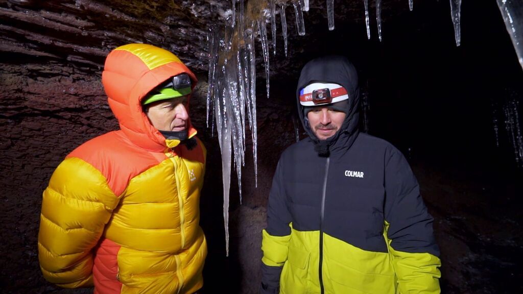 Willy Bárcenas y Jesús Calleja recorren un túnel de lava en Islandia