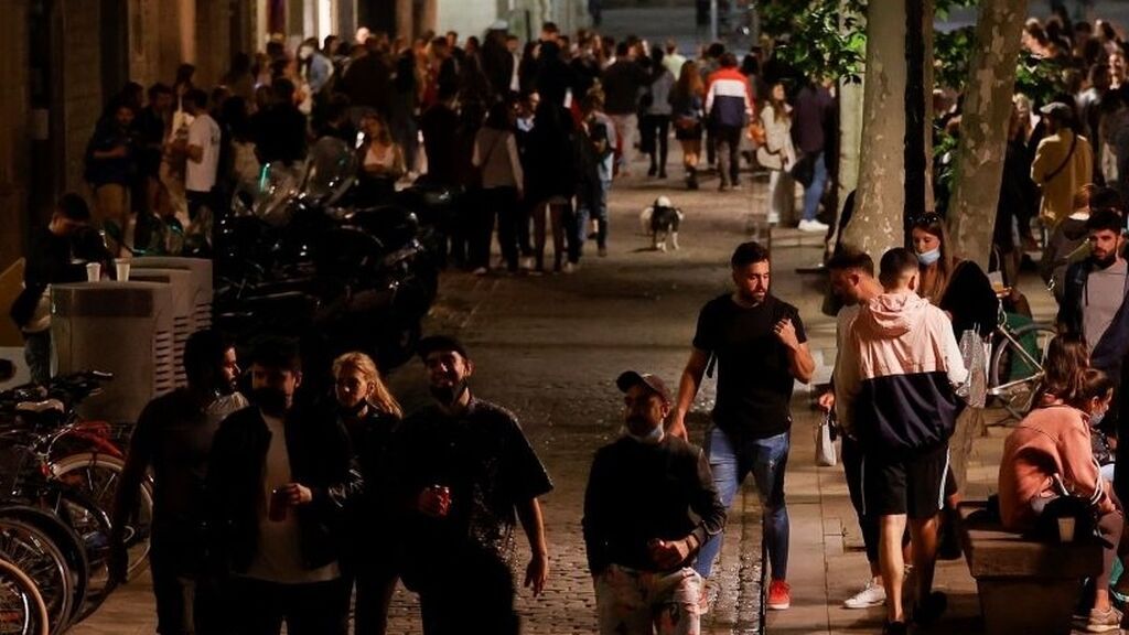 Nueva noche de botellones en Barcelona, unas 4.000 personas son desalojadas