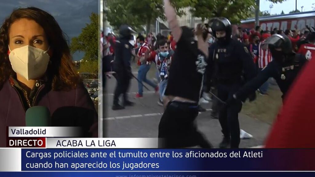 Cargas policiales ante el tumulto entre los aficionados del Atlético cuando han aparecido los jugadores