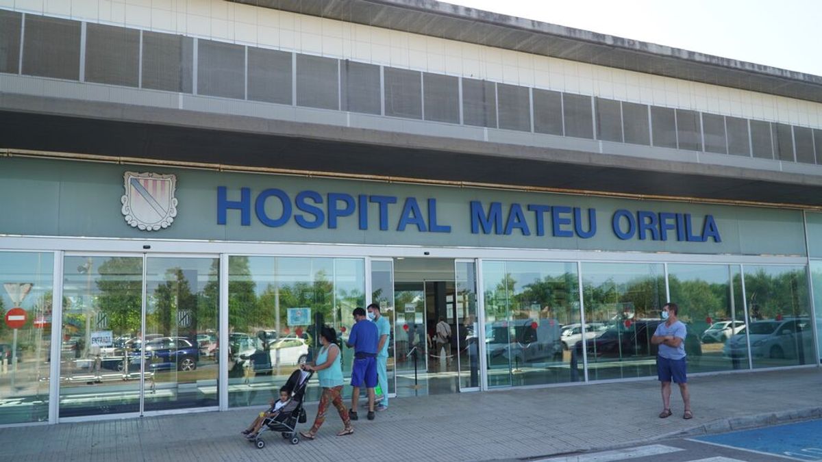 Suspenden seis meses de empleo y sueldo a una doctora de Menorca por criticas a las vacunas Suspenden seis meses de empleo y sueldo a una doctora de Menorca por criticas a las vacunas