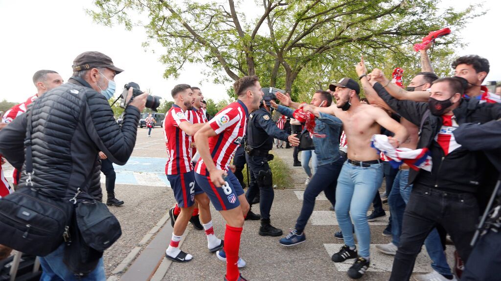Los jugadores del Atleti rompen el protocolo y salieron a festejar con los aficionados