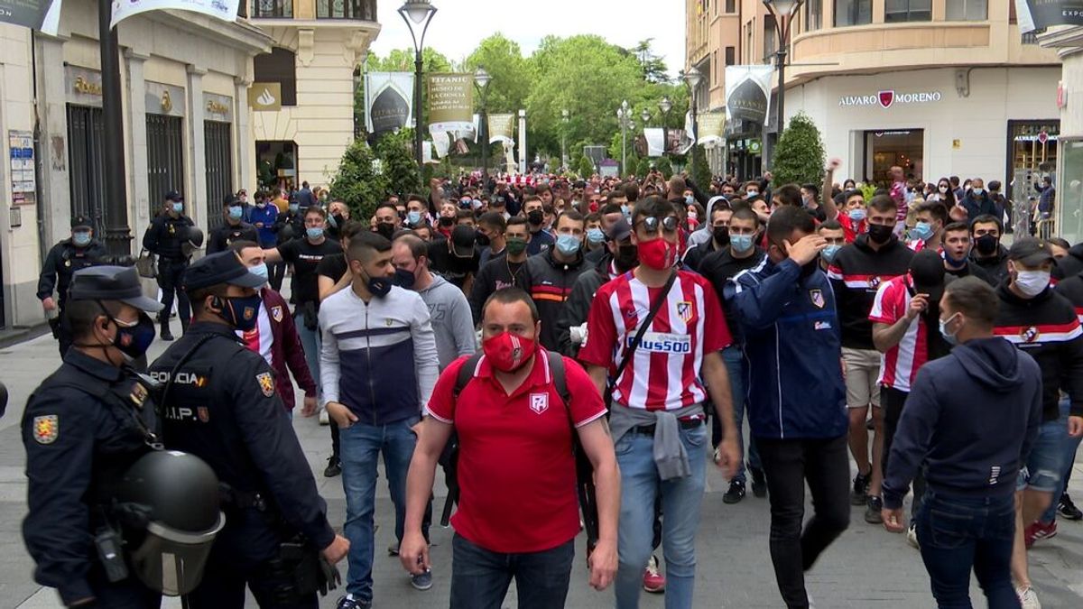 Más de 500 aficionados del Frente Atlético se congregan en la Plaza Mayor de Valladolid ante el último partido de Liga