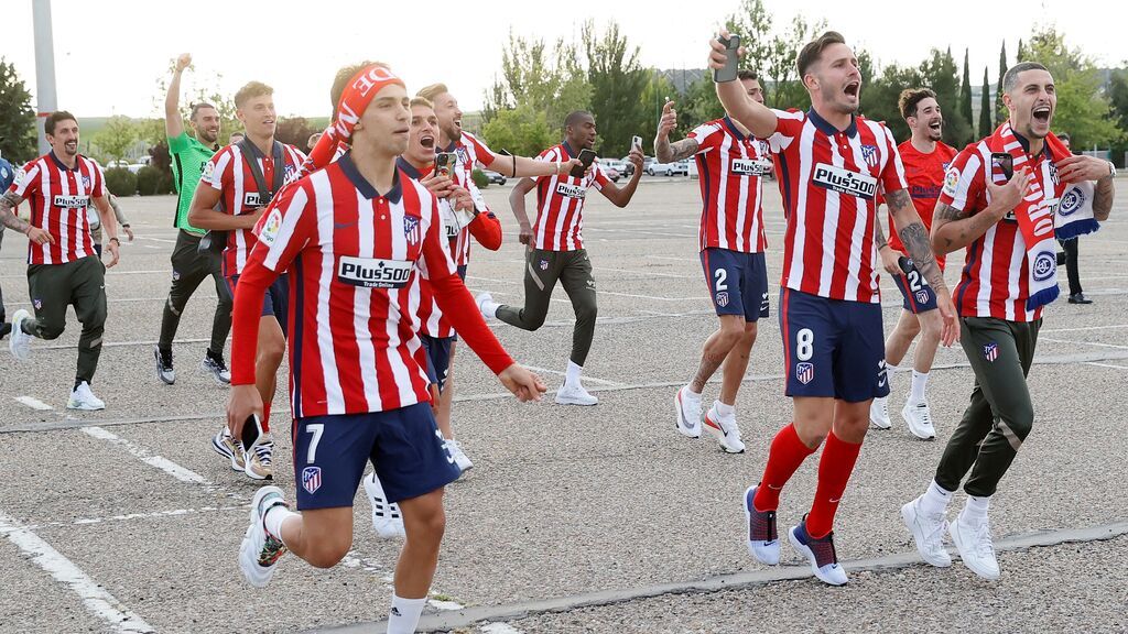 Jugadores y aficionados del Atlético se funden en un abrazo