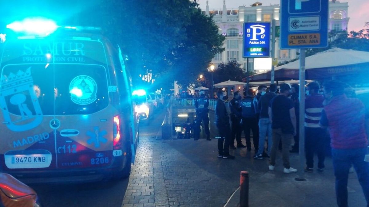 Muere un niño al sacar el cuerpo por la ventanilla y chocar contra un muro en un parking de Madrid Muere un niño al sacar el cuerpo por la ventanilla y chocar contra un muro en un parking de Madrid