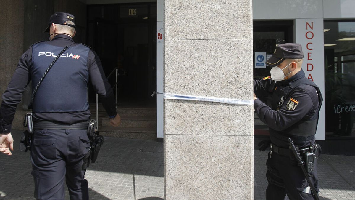 Muere un joven al caerse desde un sexto piso a un patio de luces en A Coruña Muere un joven al caerse desde un sexto piso a un patio de luces en A Coruña