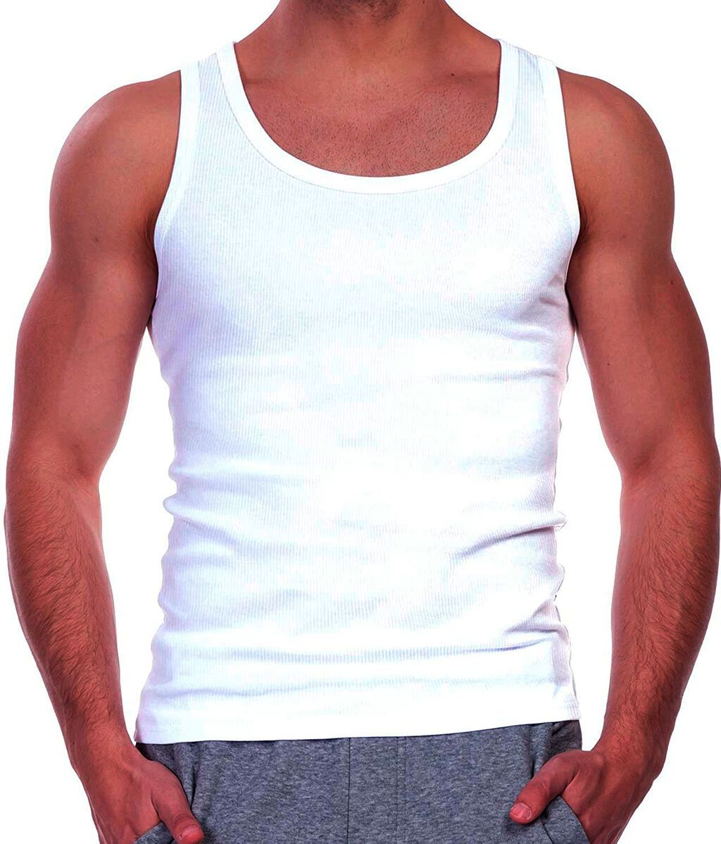 La camiseta de tirantes blanca para hombre, de moda este verano -