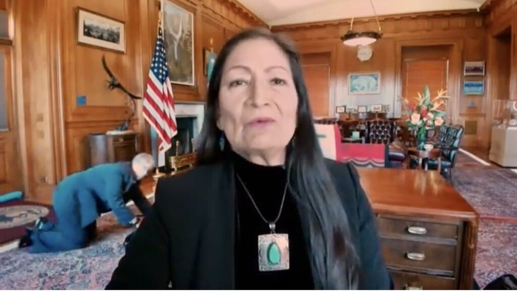 Pillan en una entrevista de la secretaria del Interior de EEUU a un empleado suyo arrastrándose a gatas