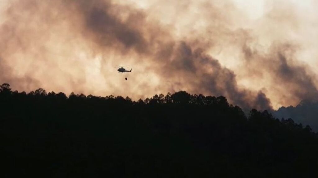 El fuego en el municipio tinerfeño de Arico sigue sin control y afecta ya a 2.800 hectáreas