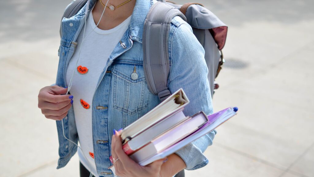 Chica yendo a la universidad