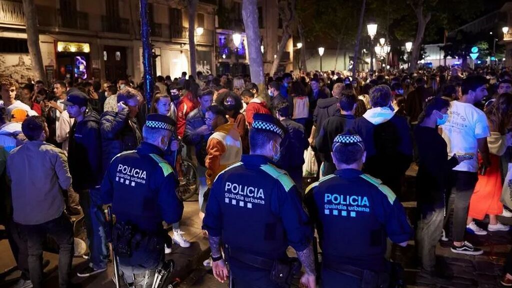 Nueva noche de aglomeraciones en Barcelona: desalojadas cerca de 3.500 personas en las calles