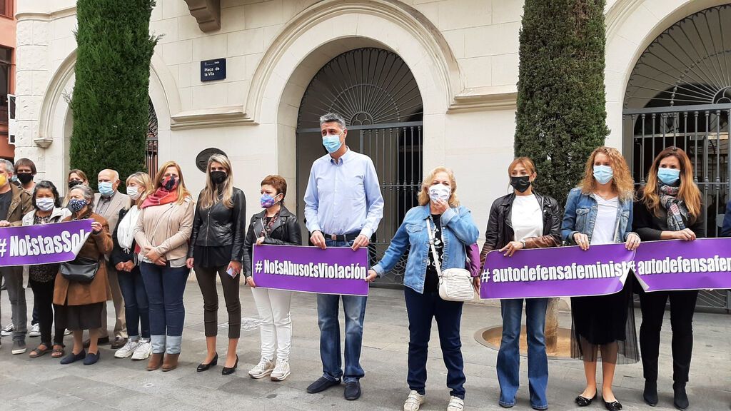 Concentración contra la agresión sexual a una joven en Badalona